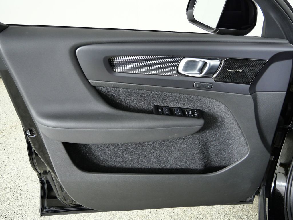 Thumbnail: 2021 Volvo XC40 - 33