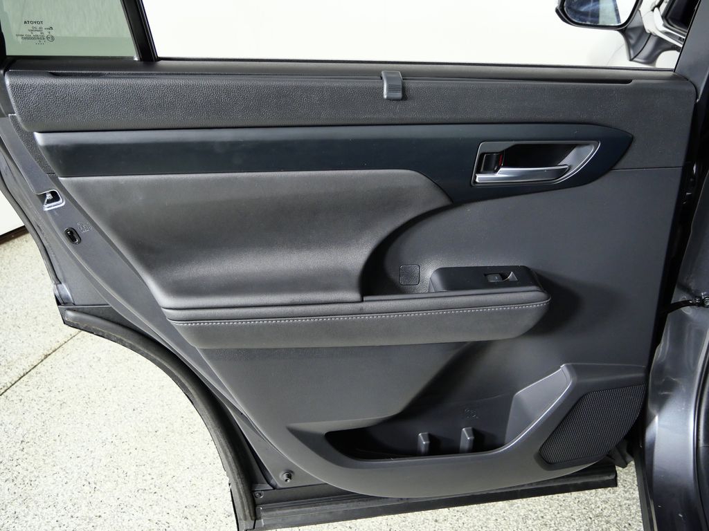 Thumbnail: 2020 Toyota Highlander - 29