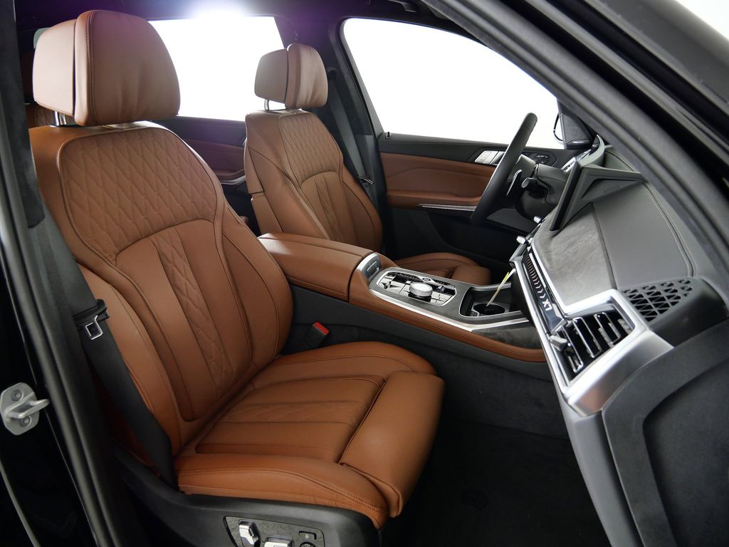 Thumbnail: 2026 BMW X7 - 21