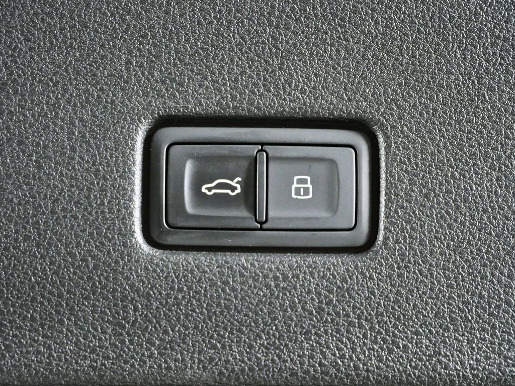 Thumbnail: 2020 Audi Q8 - 30