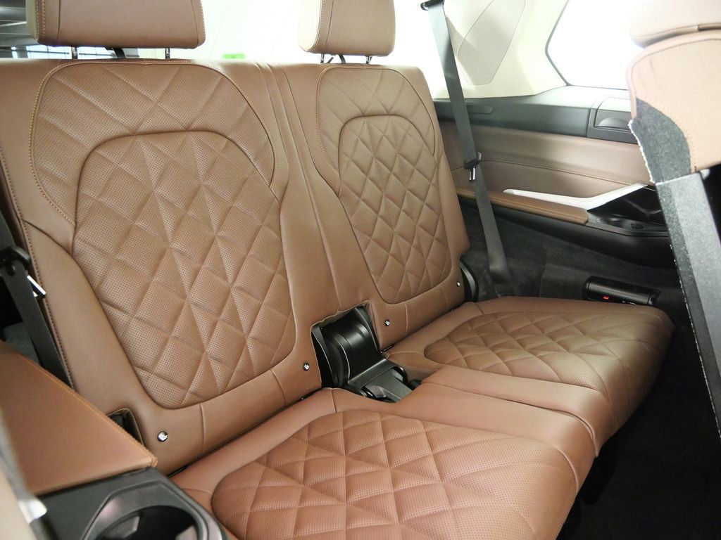 Thumbnail: 2026 BMW X7 - 30