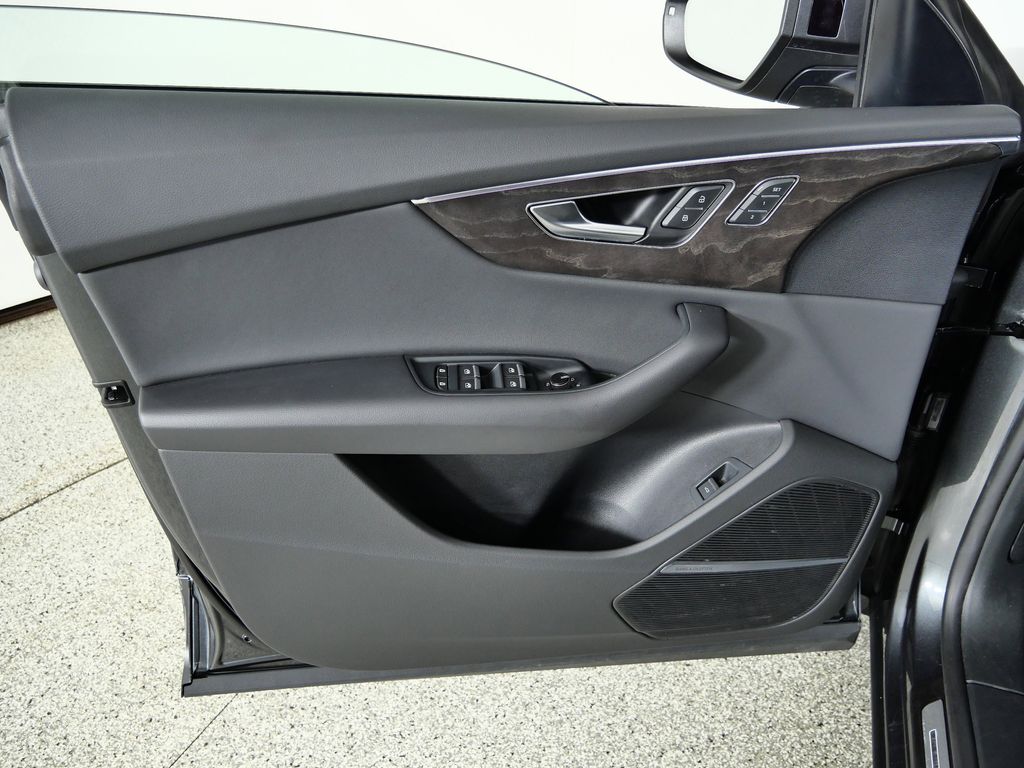 Thumbnail: 2020 Audi Q8 - 34