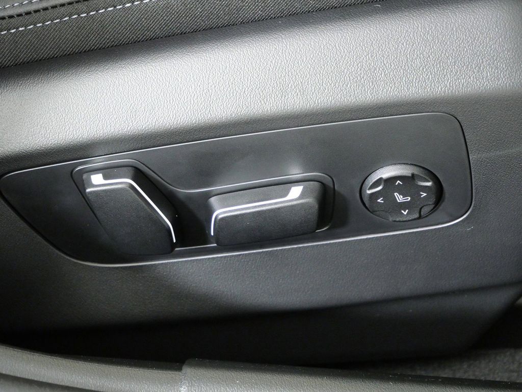 Thumbnail: 2026 BMW 5 Series - 22