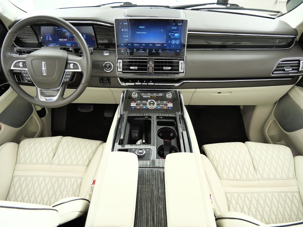 Thumbnail: 2023 Lincoln Navigator L - 6