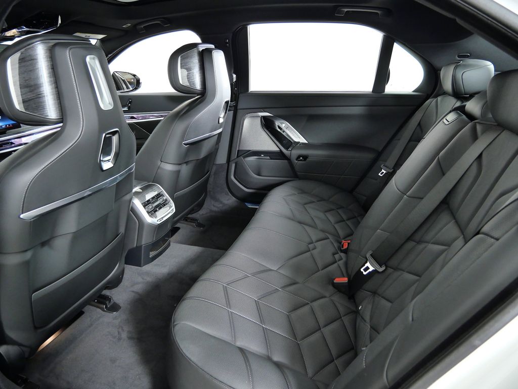 Thumbnail: 2025 BMW 7 Series - 30