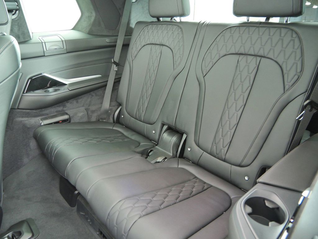 Thumbnail: 2026 BMW X7 - 33