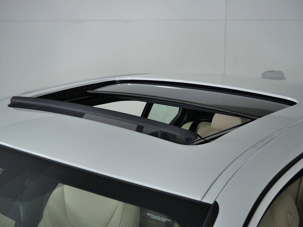 Thumbnail: 2025 BMW 3 Series - 21