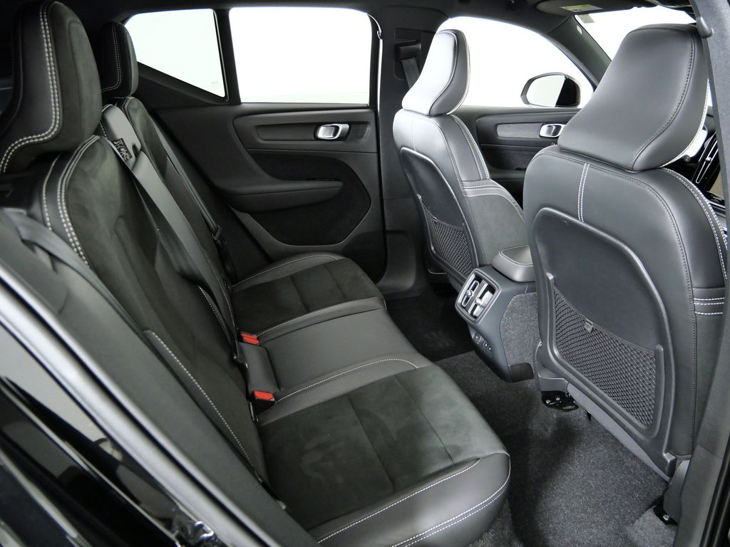 Thumbnail: 2021 Volvo XC40 - 26