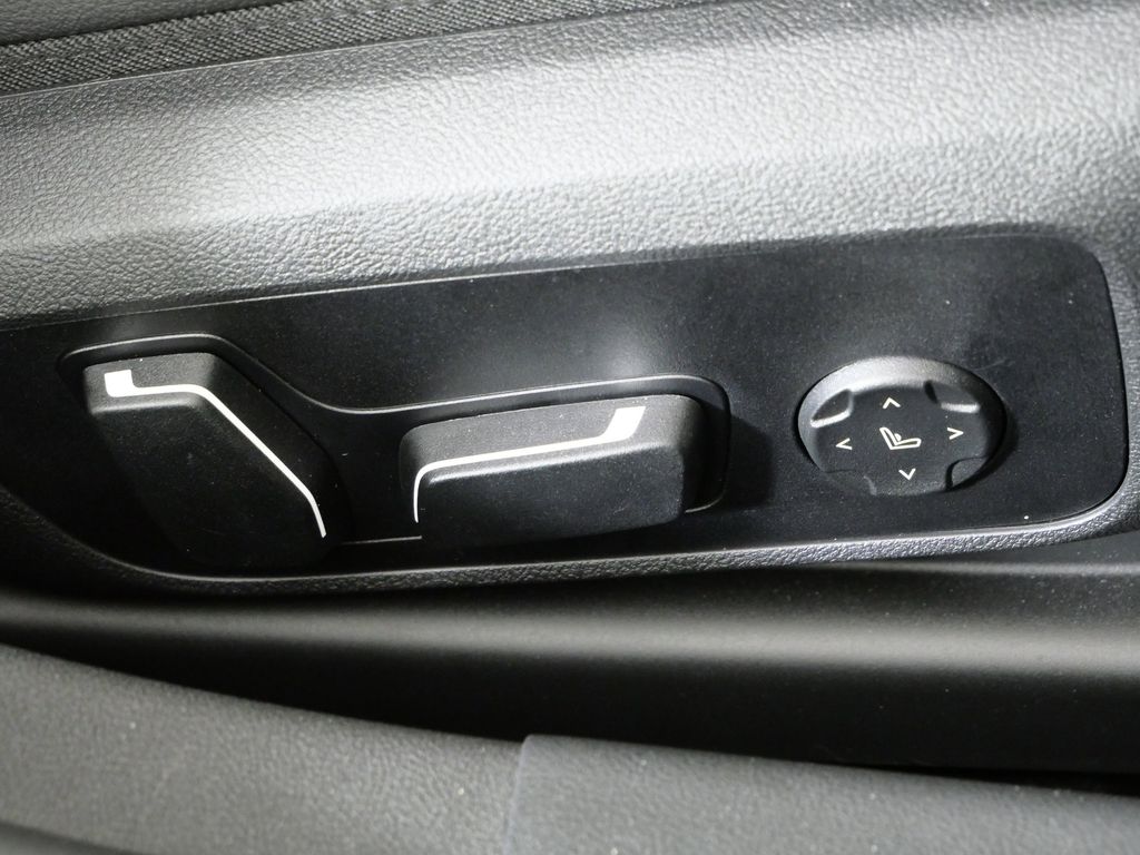 Thumbnail: 2025 BMW i4 - 27