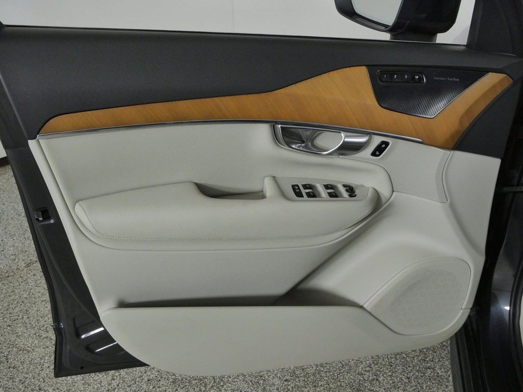Thumbnail: 2022 Volvo XC90 - 31