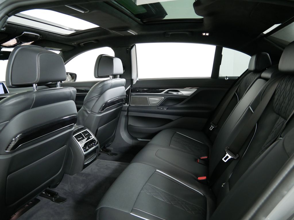 2022 BMW 7 Series 750i xDrive 32