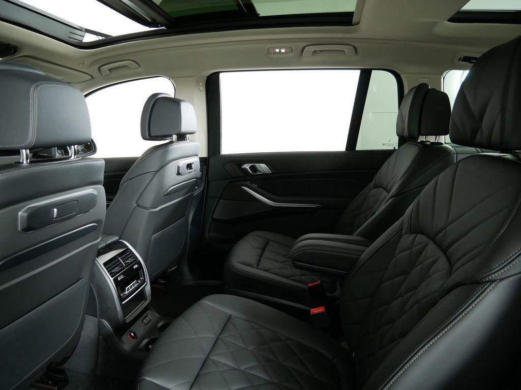 Thumbnail: 2026 BMW X7 - 33