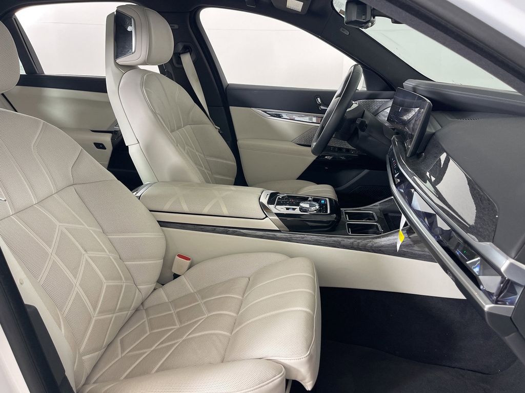 Thumbnail: 2023 BMW i7 - 23