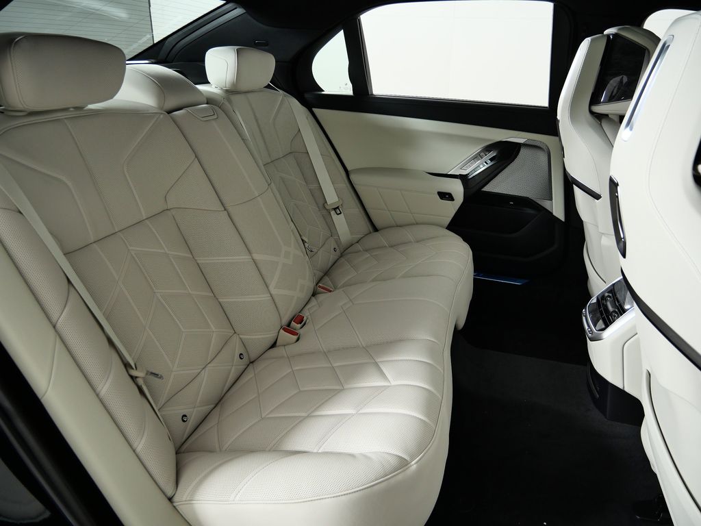 Thumbnail: 2026 BMW 7 Series - 27