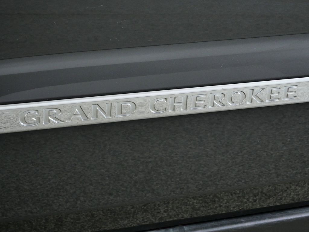 Thumbnail: 2011 Jeep Grand Cherokee - 14