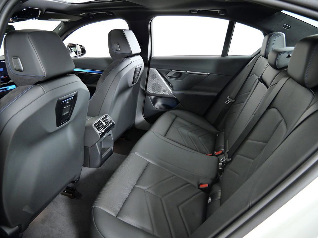 Thumbnail: 2026 BMW i5 - 30