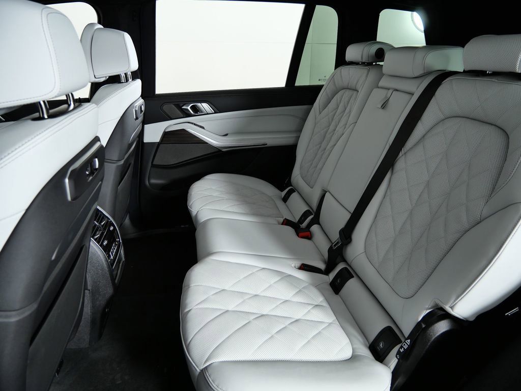 Thumbnail: 2026 BMW X7 - 37