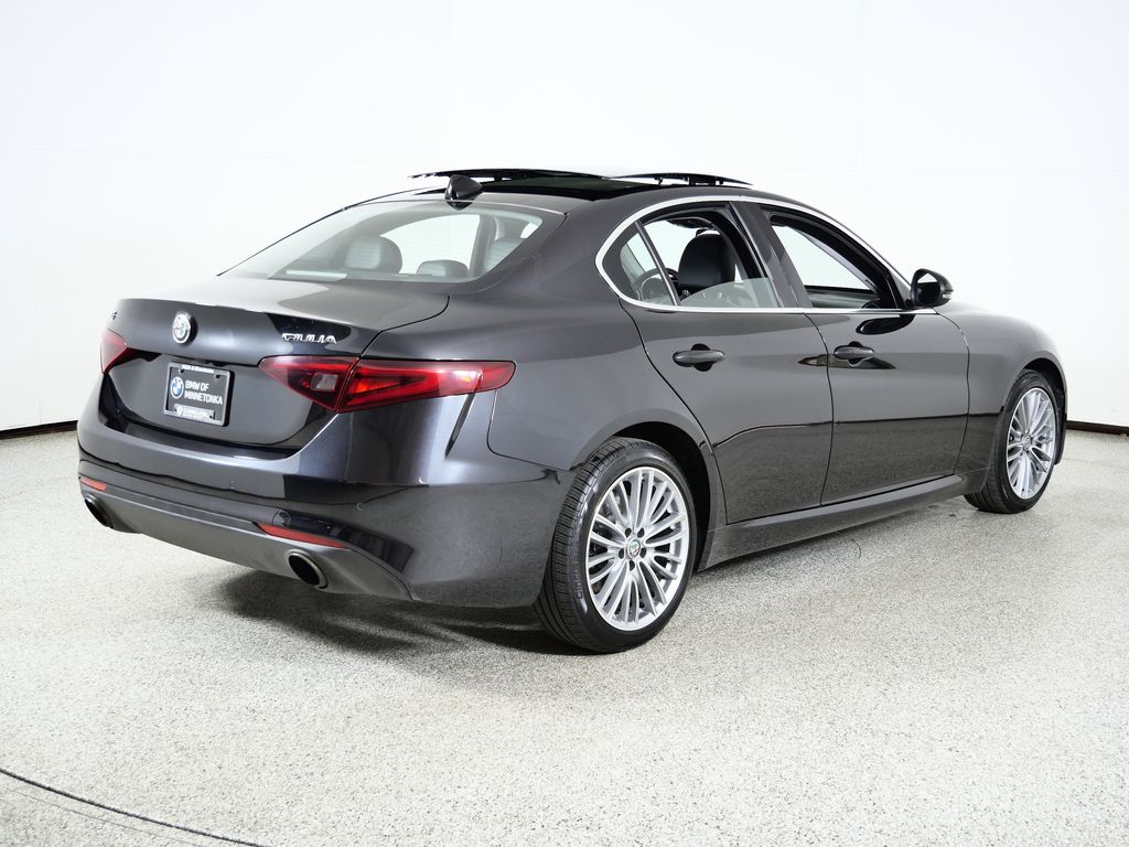 Thumbnail: 2017 Alfa Romeo Giulia - 10