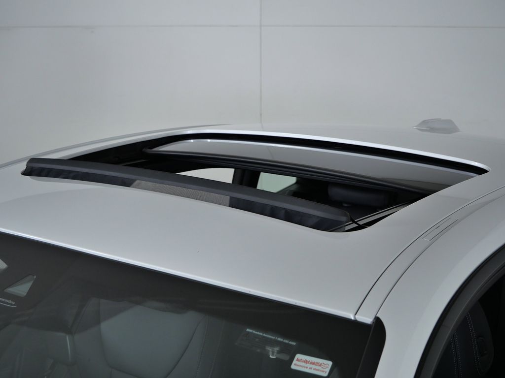 Thumbnail: 2025 BMW i4 - 18