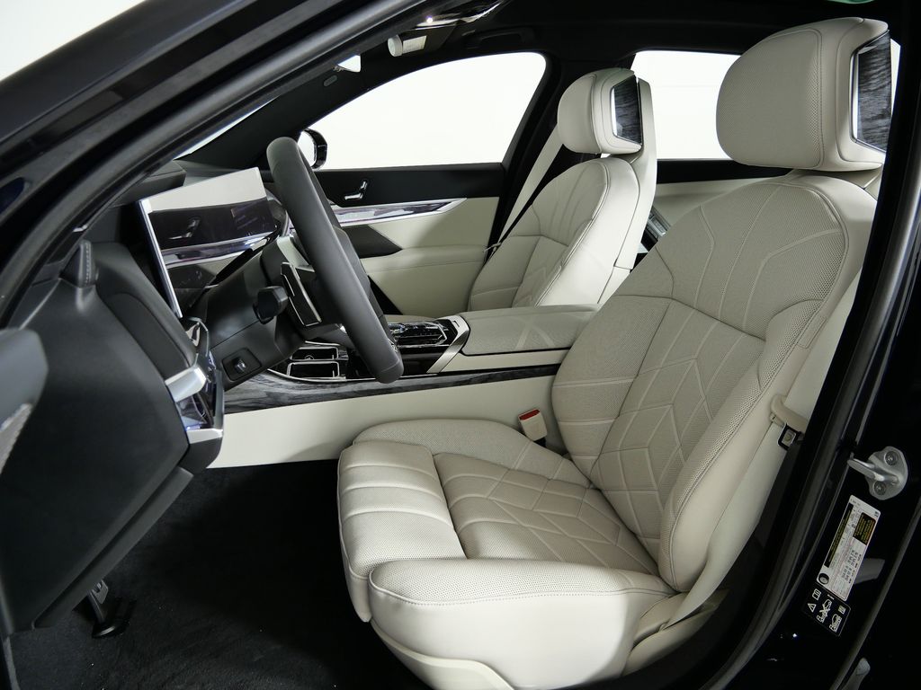 Thumbnail: 2026 BMW 7 Series - 35