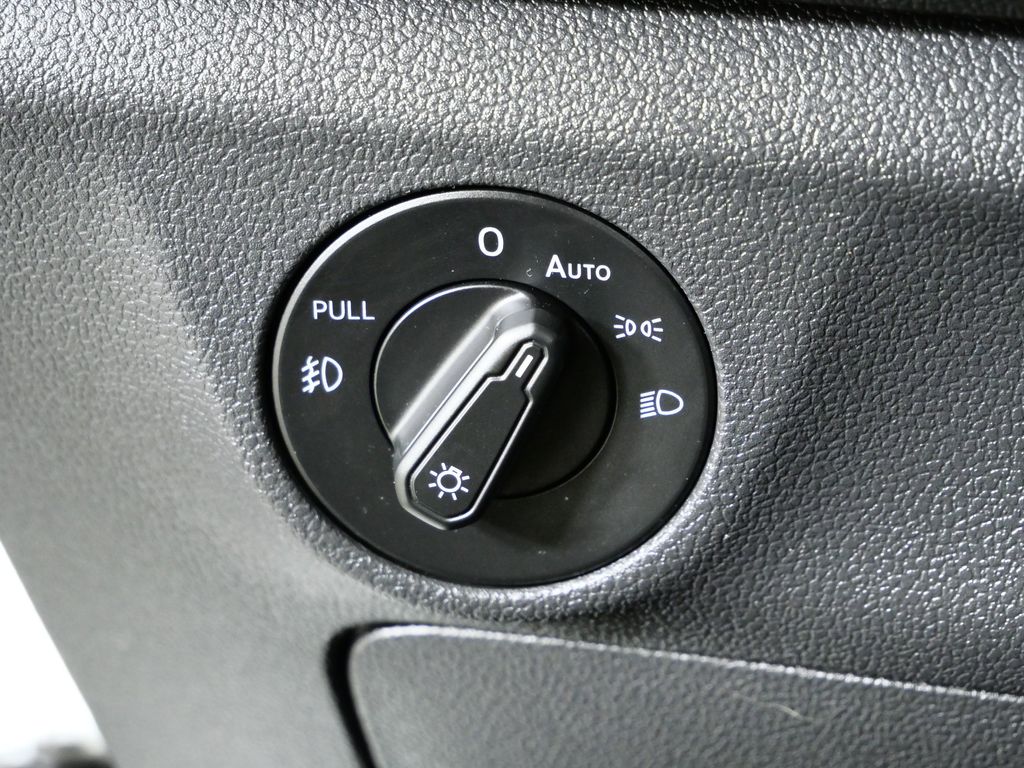 Thumbnail: 2019 Volkswagen Jetta - 37