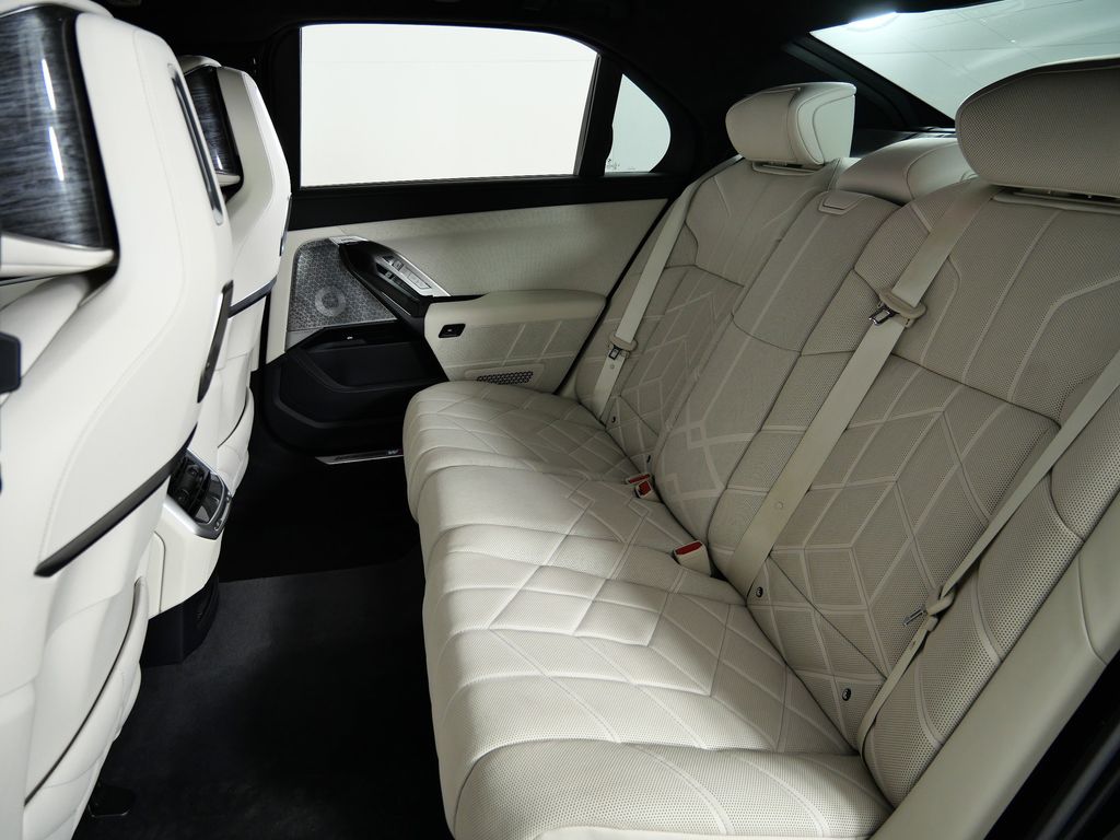 Thumbnail: 2023 BMW i7 - 33