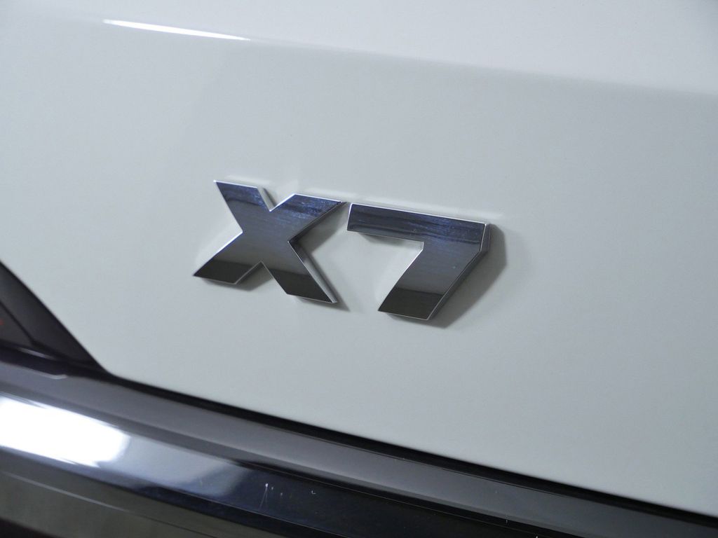 Thumbnail: 2026 BMW X7 - 13