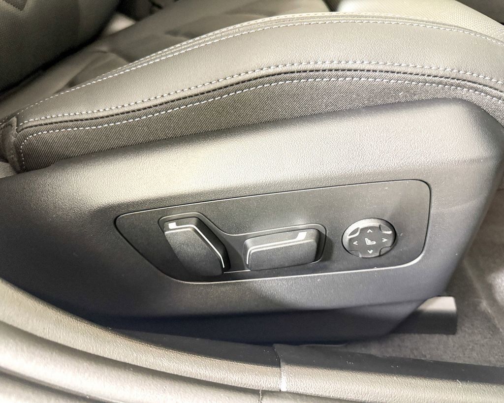 Thumbnail: 2025 BMW 5 Series - 24