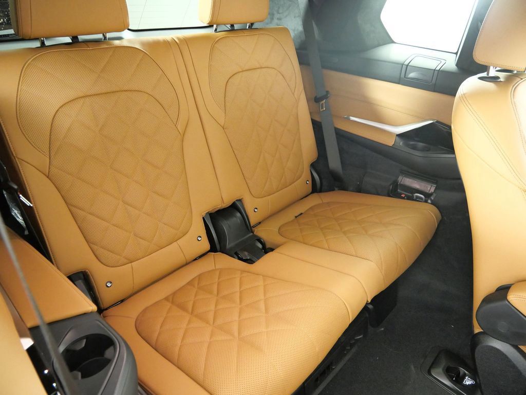 Thumbnail: 2026 BMW X7 - 31