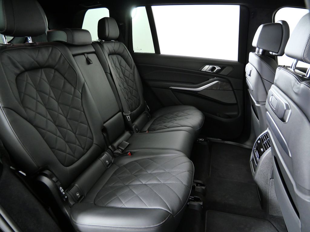 Thumbnail: 2025 BMW X7 - 32