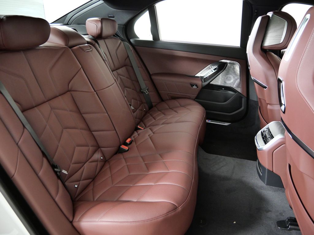 Thumbnail: 2026 BMW 7 Series - 27
