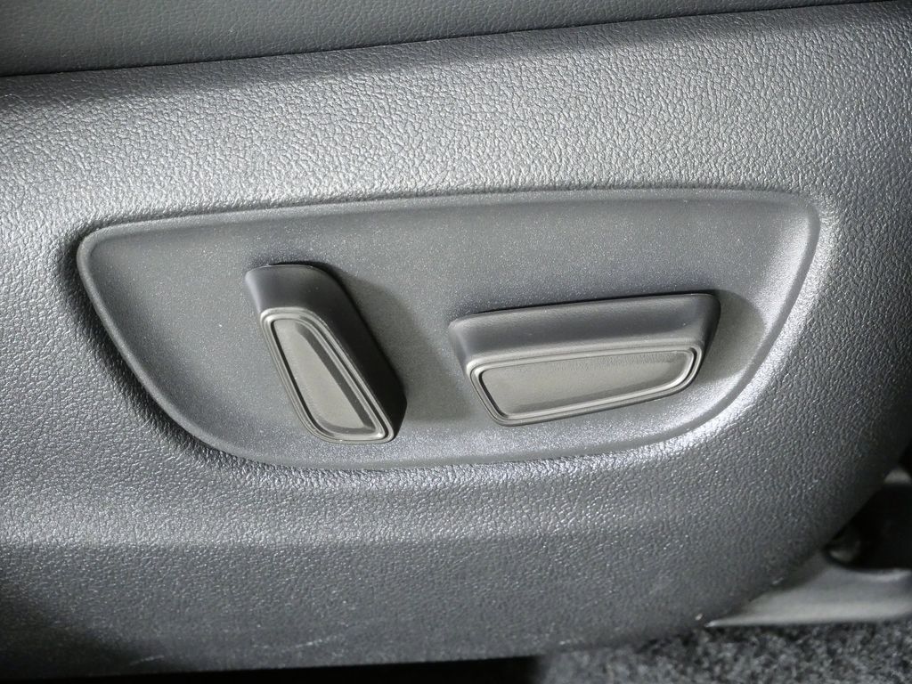 Thumbnail: 2020 Toyota Highlander - 23