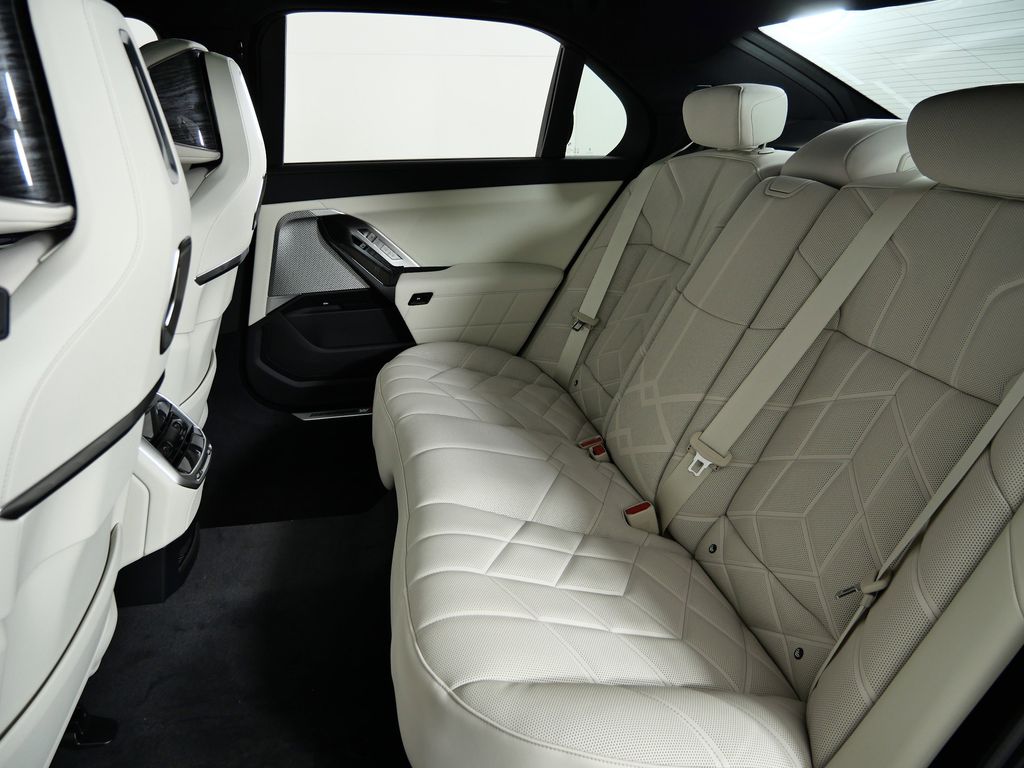 Thumbnail: 2026 BMW 7 Series - 32