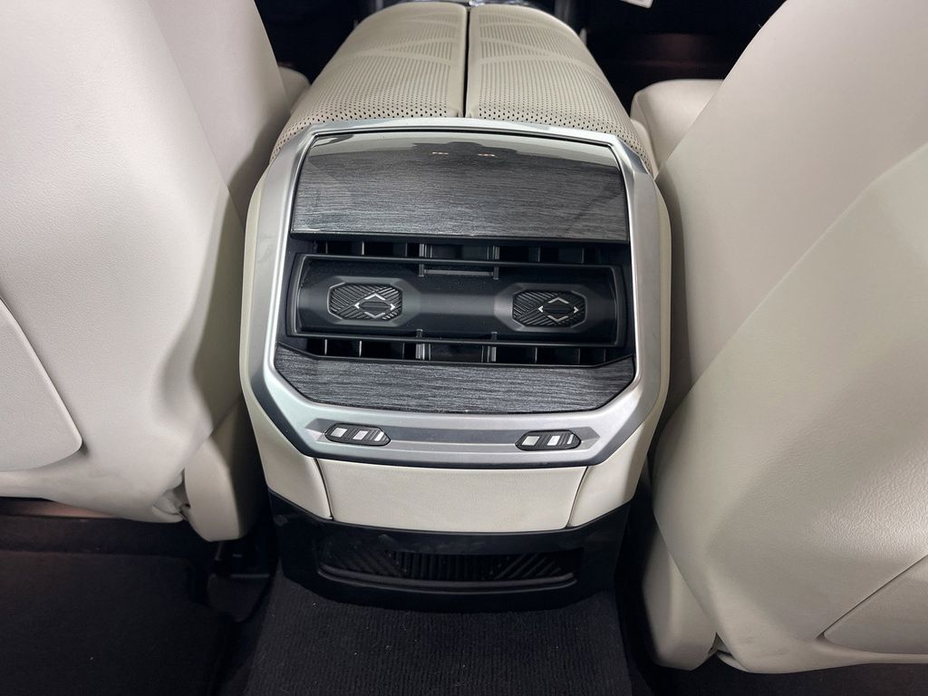Thumbnail: 2023 BMW i7 - 31