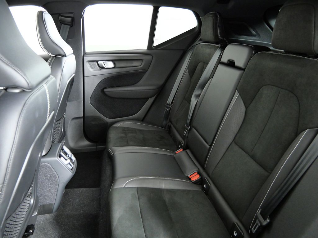 Thumbnail: 2021 Volvo XC40 - 32