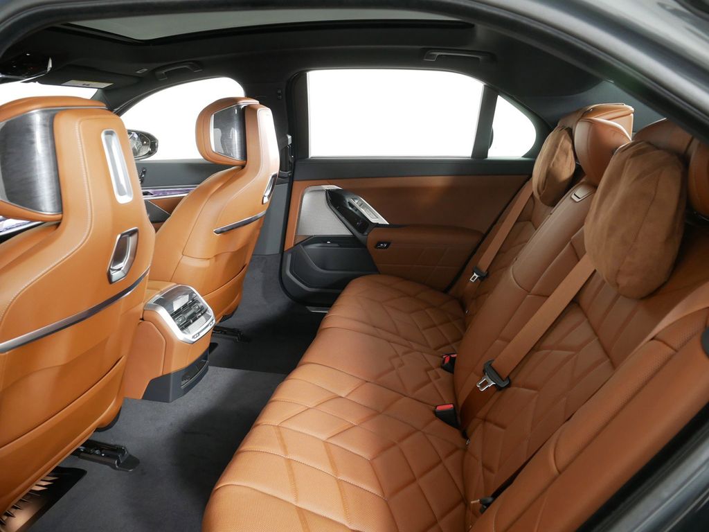 Thumbnail: 2025 BMW 7 Series - 27