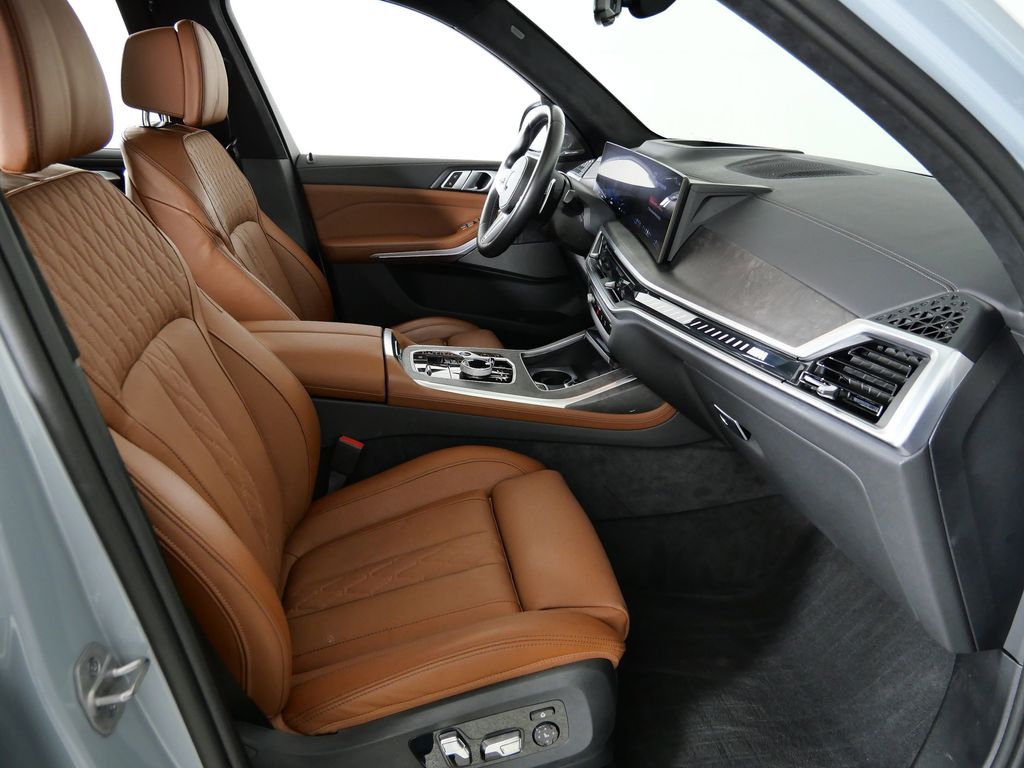 Thumbnail: 2025 BMW X7 - 21