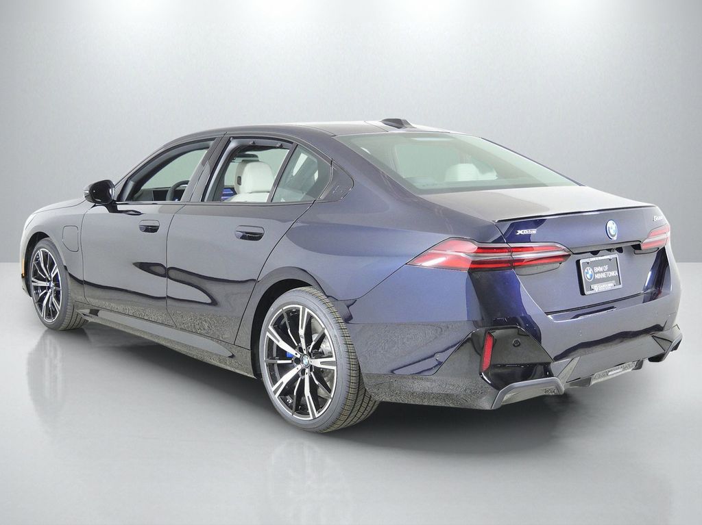 Thumbnail: 2027 BMW 5 Series - 14