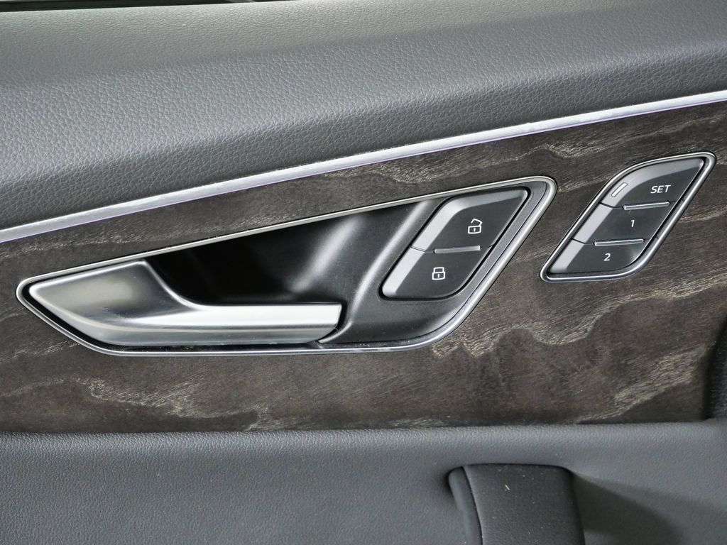 Thumbnail: 2020 Audi Q8 - 38