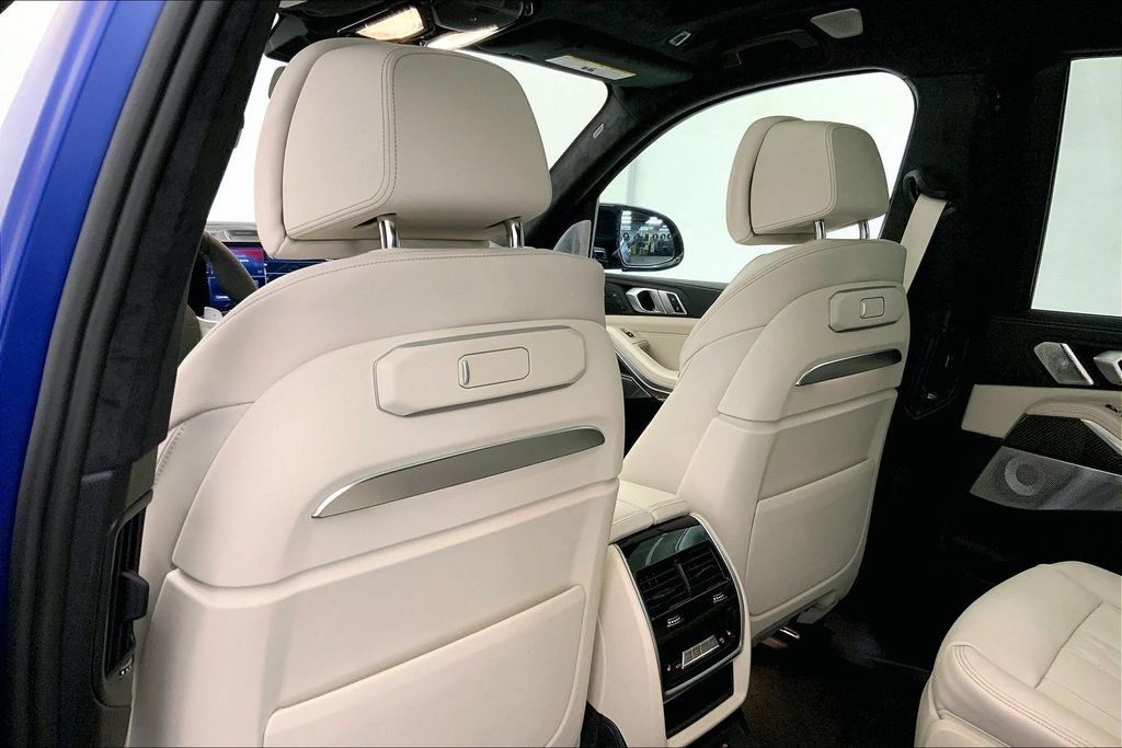 Thumbnail: 2026 BMW X7 - 12