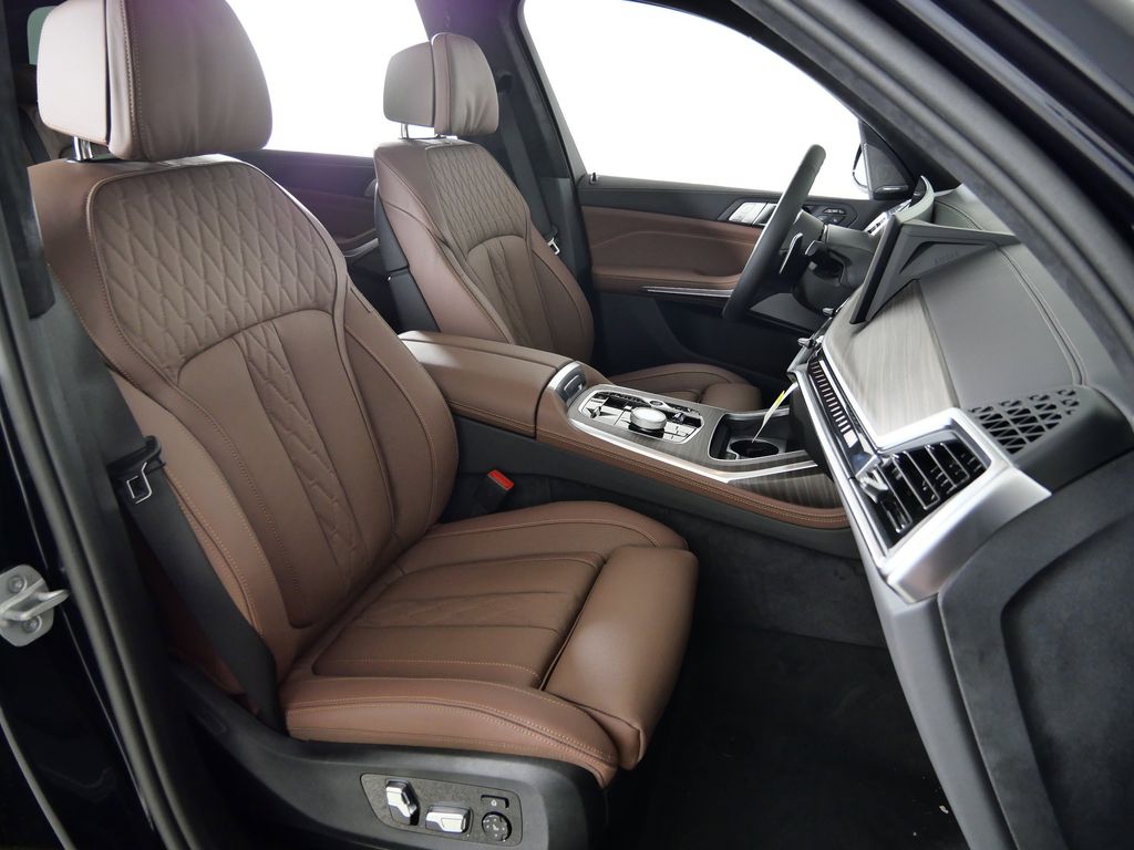 Thumbnail: 2026 BMW X7 - 21