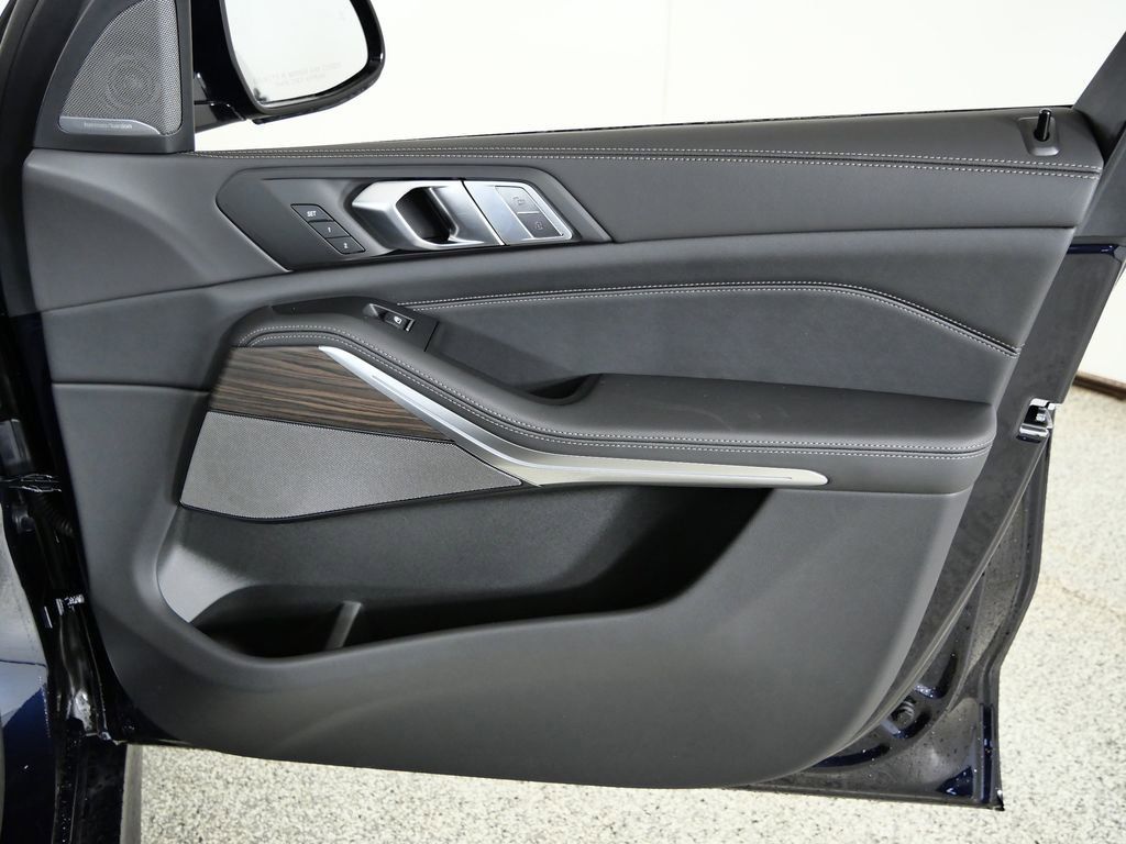 Thumbnail: 2026 BMW X7 - 21