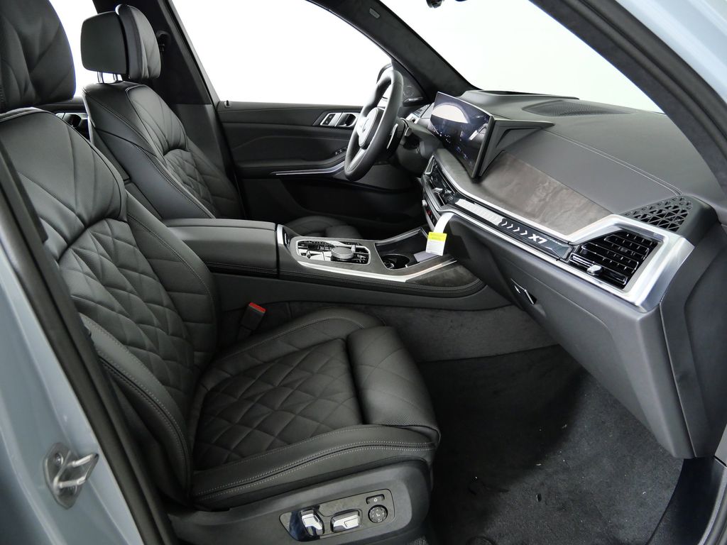 Thumbnail: 2026 BMW X7 - 20