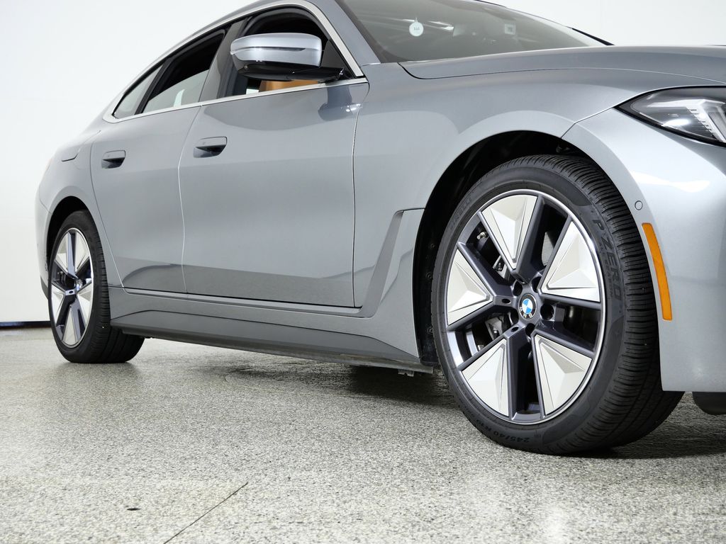 Thumbnail: 2025 BMW i4 - 7