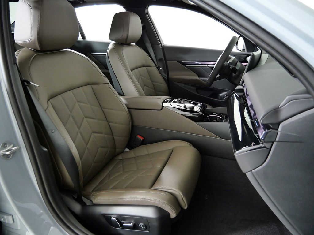 Thumbnail: 2026 BMW 5 Series - 21
