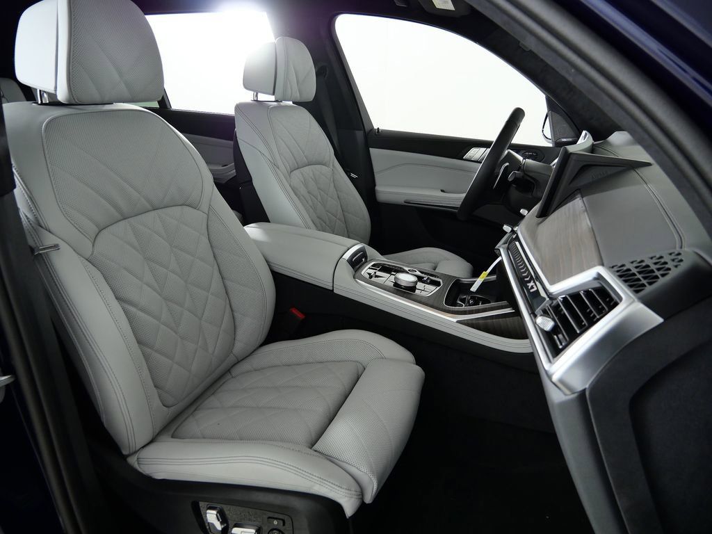 Thumbnail: 2026 BMW X7 - 23