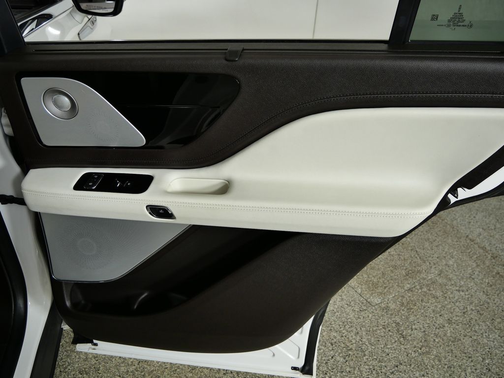 Thumbnail: 2020 Lincoln Aviator - 25