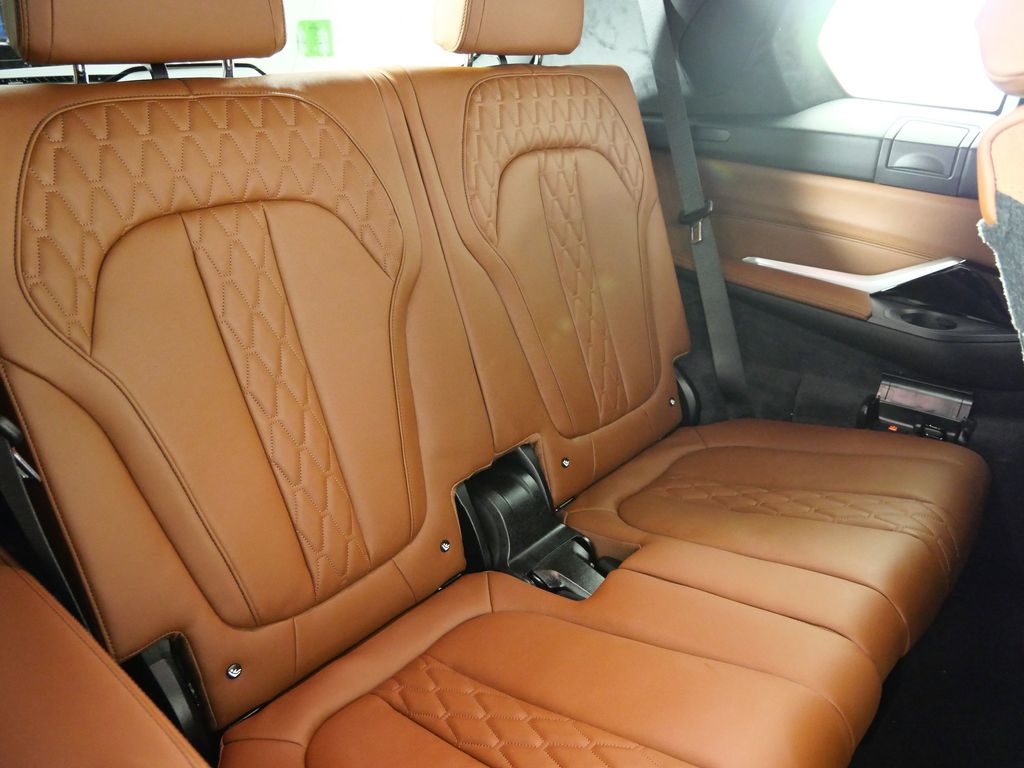 Thumbnail: 2026 BMW X7 - 29