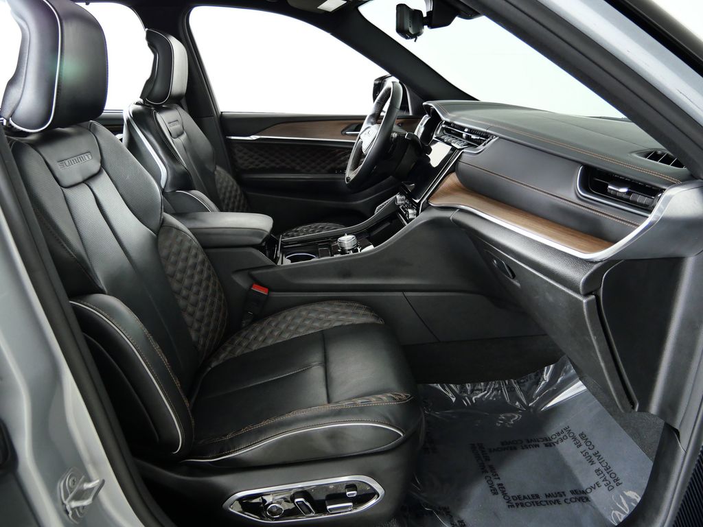 Thumbnail: 2023 Jeep Grand Cherokee L - 21