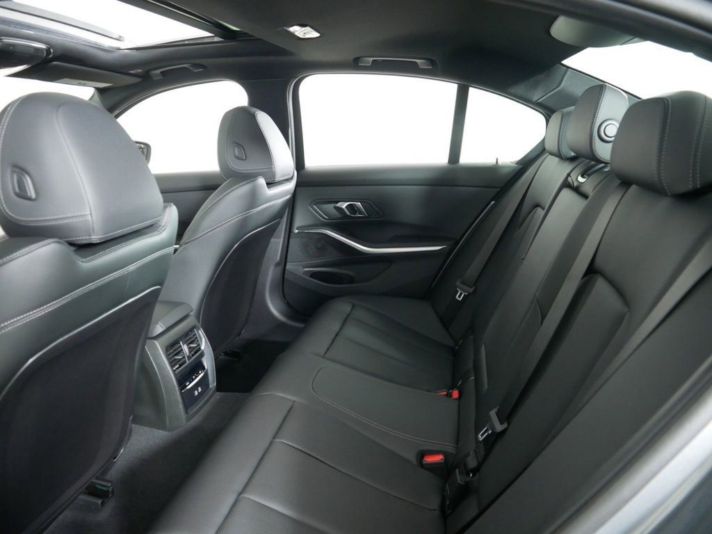 Thumbnail: 2025 BMW 3 Series - 33